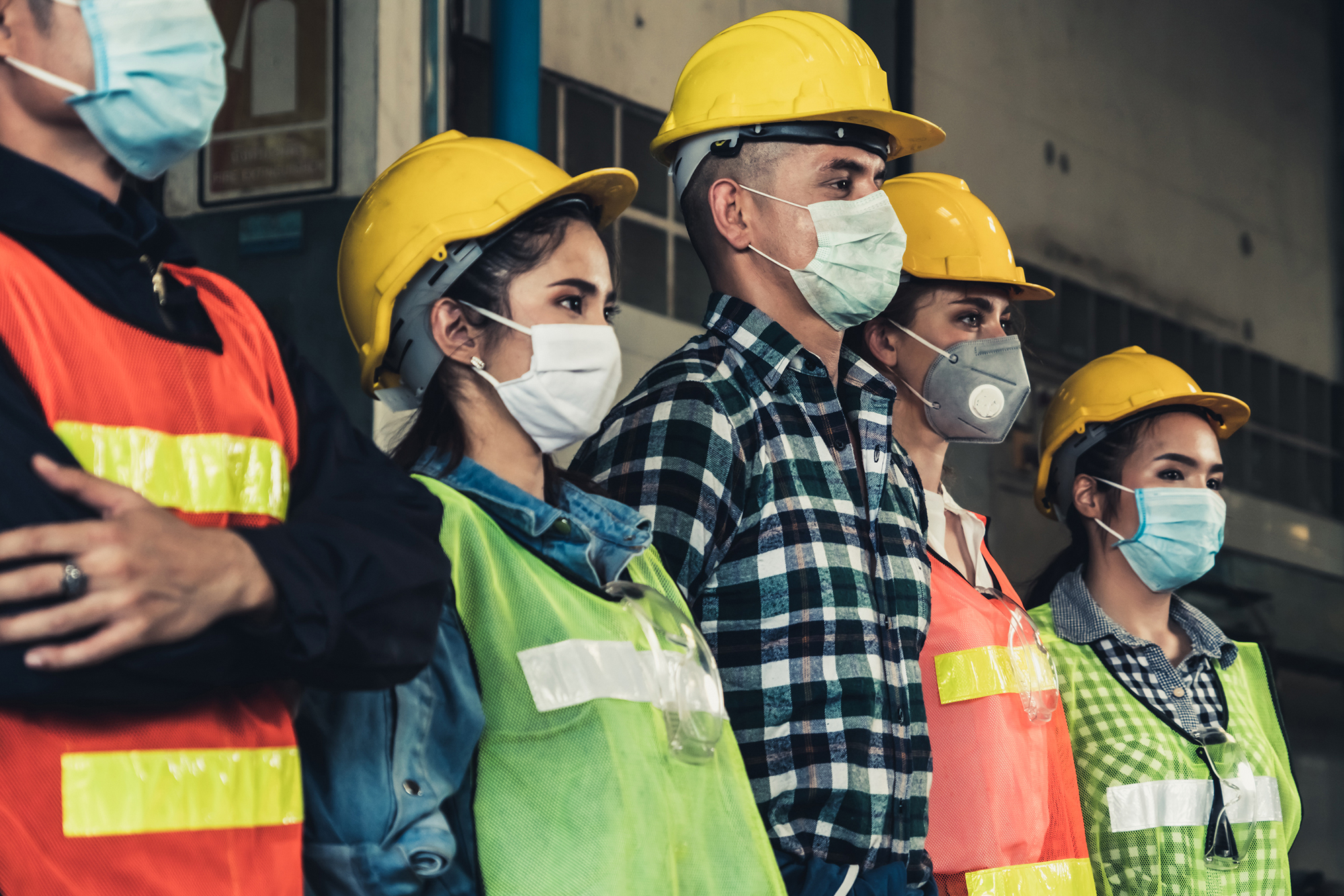 Working masks. Рабочий в маске. Работники в масках. Рабочий в маске фото. Сотрудник в маске.